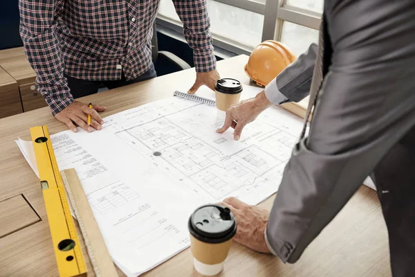 Ingenieure Trinken Kaffee Und Diskutieren Bei Treffen Über Korrekturen Bauplan — Stockfoto