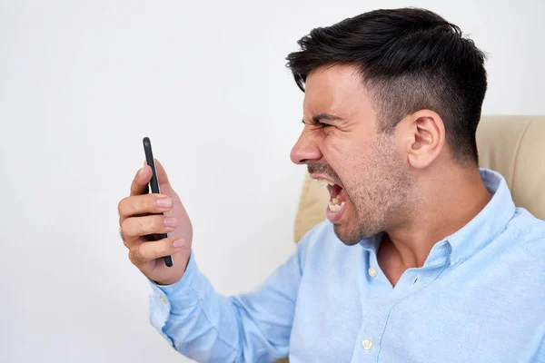 Emocional Hombre Negocios Enojado Gritando Teléfono Inteligente Después Una Conversación — Foto de Stock