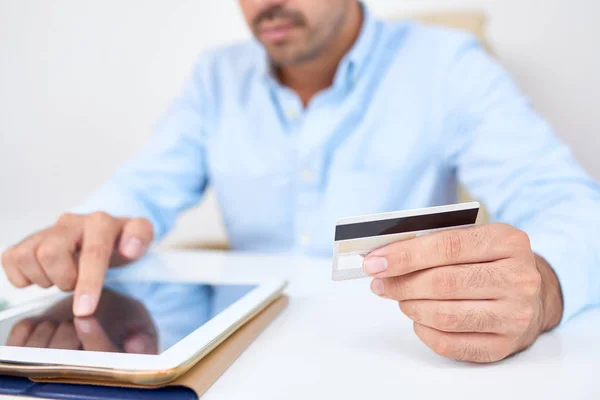 Mann Benutzt Kreditkarte Beim Online Einkauf Über Digitales Tablet — Stockfoto