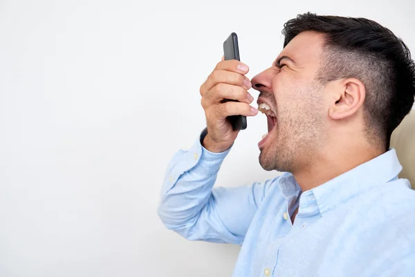 Hombre Negocios Enojado Estresado Gritando Palabrotas Teléfono Inteligente —  Fotos de Stock