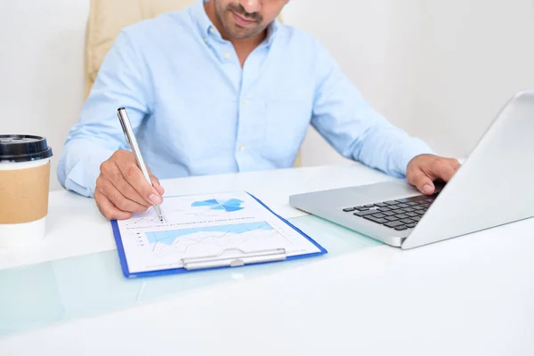 Cropped Image Entrepreneur Working Financial Report His Office Table — Stock Photo, Image