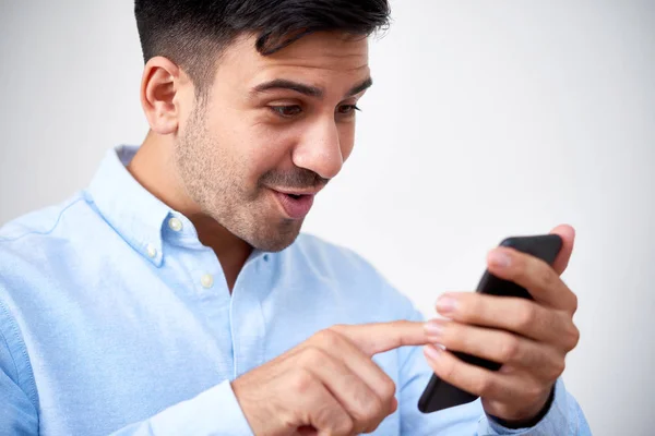 Jeune Homme Positif Excité Pointant Vers Smartphone Lors Utilisation Une — Photo