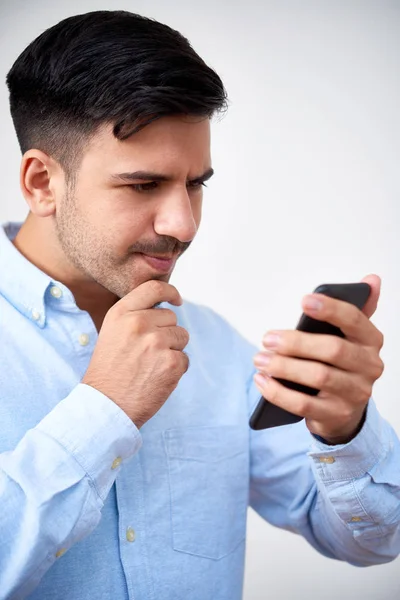 Dalgın Yakışıklı Genç Adam Akıllı Telefon Bulmaca Çözümü — Stok fotoğraf