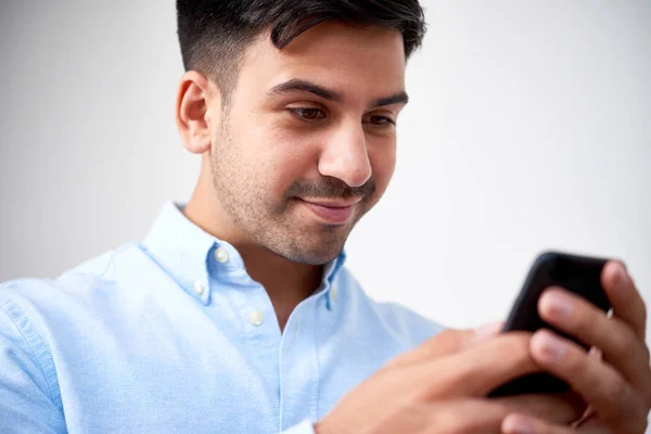 Portrait Jeune Homme Souriant Lisant Des Messages Texte Sur Smartphone — Photo