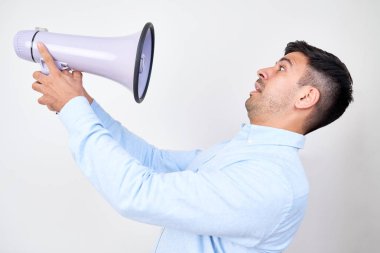 Sürpriz genç işadamı megafon duyuru ile üflenir