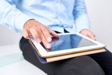 Yakın çekim resmin işadamı uygulama üzerinde dijital tablet iş için kullanma.