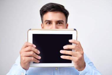 Dijital tablet ile deli iş adamı