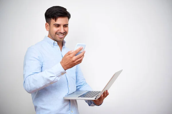 Knappe Jonge Zakenman Met Laptop Handen Voor Het Lezen Van — Stockfoto