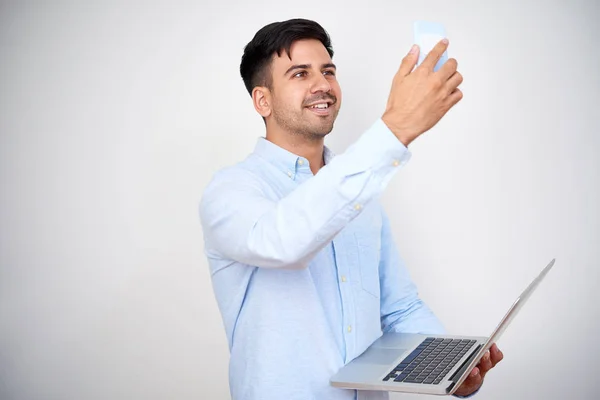 Positieve Jongeman Met Laptop Selfie Nemen Schieten Video Voor Kanaal — Stockfoto