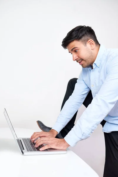 Geïrriteerde Jonge Zakenman Met Één Been Tafel Die Laptop Werkt — Stockfoto