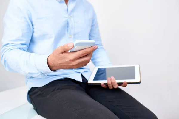 Cropped Image Businessman Using Tablet Computer Smartphone Work — Stock Photo, Image