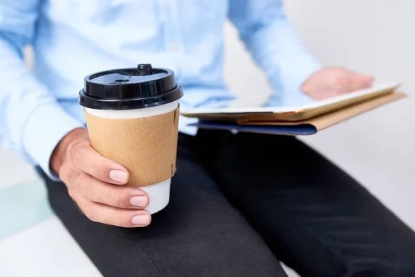 Uomo Affari Bere Tazza Caffè Asporto Leggere Informazioni Sul Computer — Foto Stock