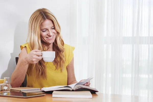 Aantrekkelijke Jonge Vrouw Het Drinken Van Koffie Het Lezen Van — Stockfoto