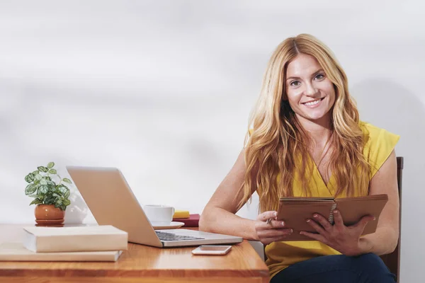 Retrato Mulher Sorridente Atraente Com Bloco Notas — Fotografia de Stock