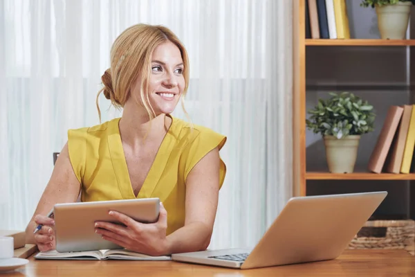 Jonge Mooie Zakelijke Vrouw Werkt Aan Tafel Haar Kantoor — Stockfoto