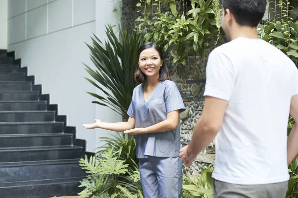 Smiling Asian Pekerja Berseragam Berdiri Dekat Tangga Dan Bertemu Klien — Stok Foto