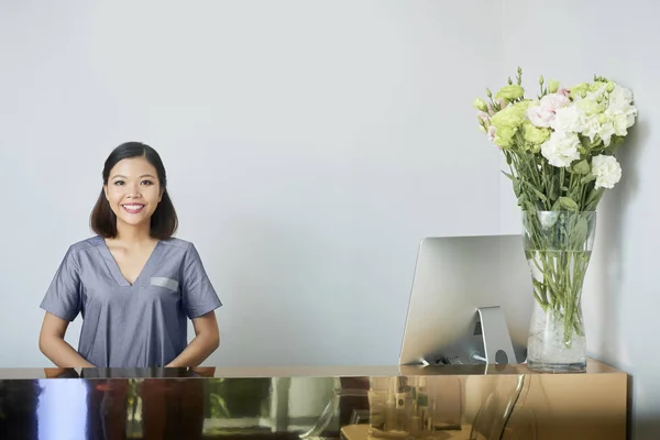 Portret Van Aziatische Vrouw Uniform Die Achter Receptie Lachend Spa — Stockfoto