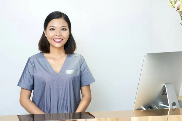 Retrato Esteticista Asiática Uniforme Una Recepción Spa Saludando Los Huéspedes —  Fotos de Stock