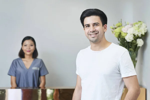 Portrait Bel Homme Debout Près Réception Souriant Avec Une Travailleuse — Photo