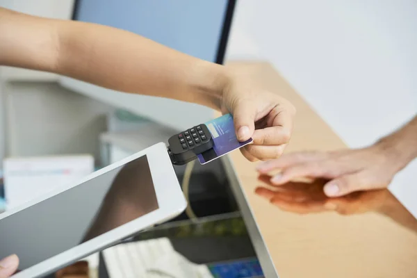 Cose Recepcionista Femenina Utilizando Tableta Digital Para Hacer Pago Con — Foto de Stock