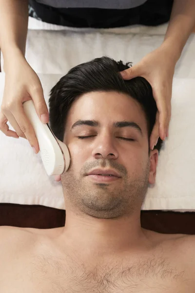 Hombre Guapo Mintiendo Recibiendo Procedimiento Limpieza Cara Clínica Cosmetología —  Fotos de Stock