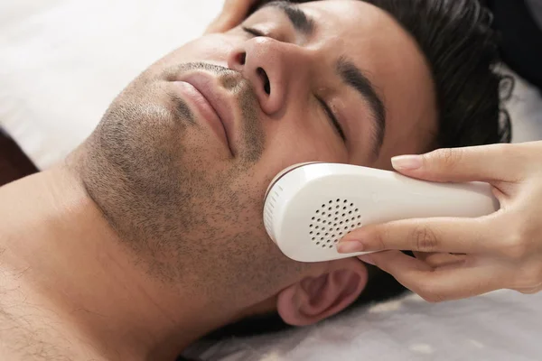 Primer Plano Cara Masculina Con Los Ojos Cerrados Cosmetólogo Trabajando — Foto de Stock