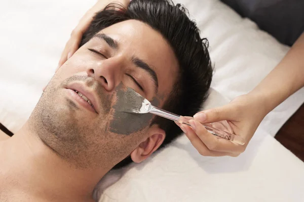 Zbliżenie Człowiek Leniuchowania Spa Podczas Kosmetyczka Zastosowania Filtra Maska Twarzy — Zdjęcie stockowe