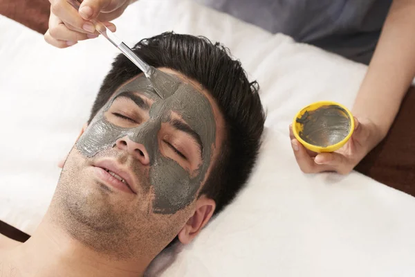 Uomo Ottenere Maschera Viso Nutriente Argilla Estetista Salone Spa — Foto Stock