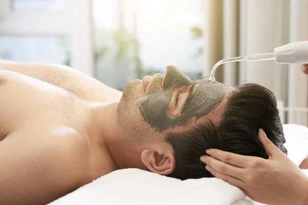 Joven Hombre Relajado Recibiendo Procedimiento Rejuvenecimiento Cara Clínica Cosmetología —  Fotos de Stock