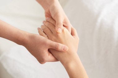 Şevval Özçelik Güzellik kadın spa salonu istemcisinin el Masaj 