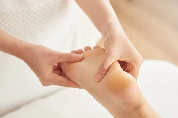 Frau Gibt Entspannende Fußmassage Wellness Salon — Stockfoto