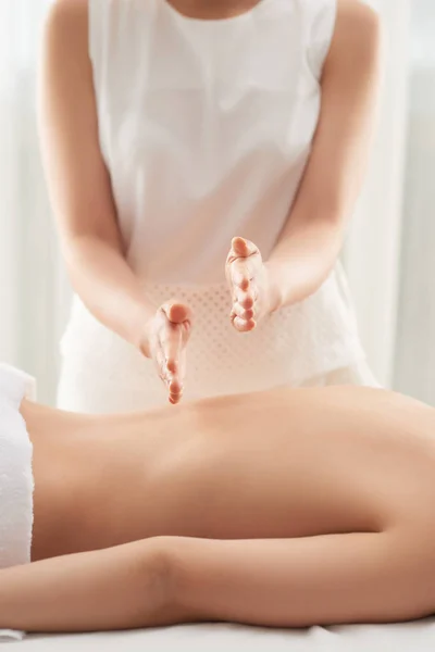 Massaggio Alla Schiena Professionale Nel Salone Spa Focus Selettivo — Foto Stock