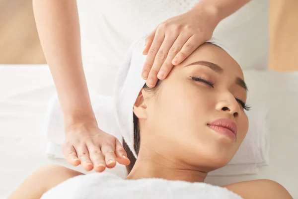 Mooie Jonge Aziatische Vrouw Genieten Van Massage Spa Salon — Stockfoto