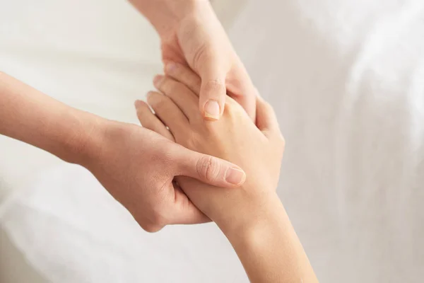 Esteticista Massageando Mão Cliente Salão Spa Feminino — Fotografia de Stock