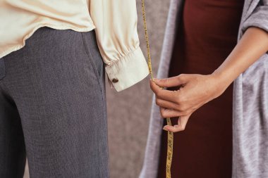 Tanınmayan moda tasarımcısı studio terzilik içinde güzel bluz kabında mezura kullanarak