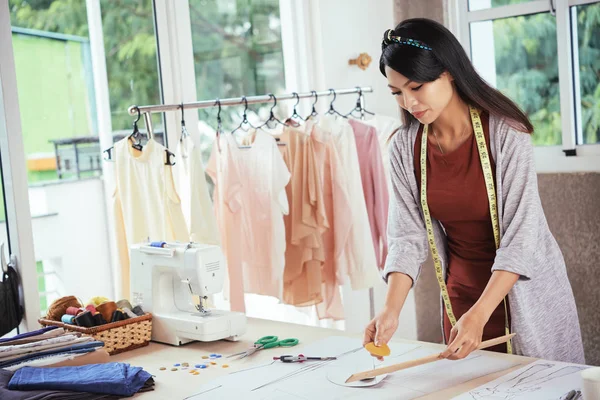 Giovane Signora Asiatica Utilizzando Gesso Righello Fare Modelli Abbigliamento Personalizzato — Foto Stock