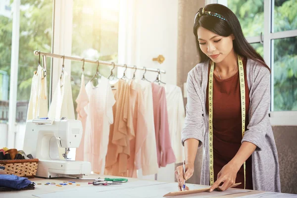 Graziosa Stilista Asiatica Utilizzando Penna Righello Disegnare Modelli Personalizzati Abbigliamento — Foto Stock