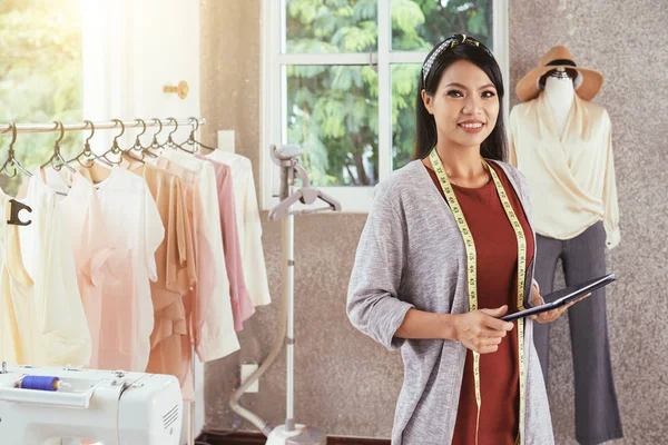 Atractiva Mujer Asiática Sonriendo Mirando Cámara Mientras Sostiene Tableta Moderna — Foto de Stock