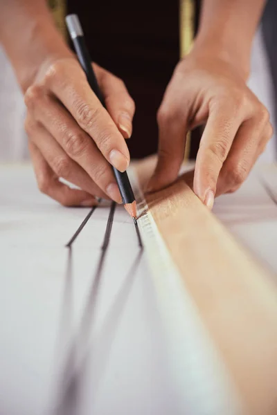 アパレルのカスタム パターンの線を描画する鉛筆と定規を使用して匿名のファッション デザイナーの手のクローズ アップ ショット — ストック写真