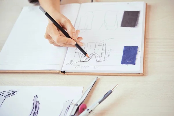 Plon Ręka Projektanta Mody Rysowania Szkiców Stylowe Ubrania Pobliżu Próbek — Zdjęcie stockowe