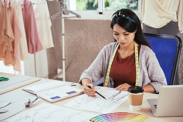 Attraente Asiatico Donna Seduta Tavolo Disegno Mentre Seduto Tavolo Sartoria — Foto Stock