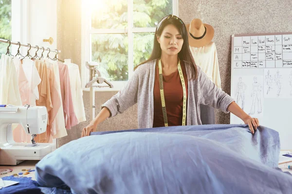 Aantrekkelijke Aziatische Vrouw Blauwe Doek Tafel Leggen Terwijl Werkt Het — Stockfoto