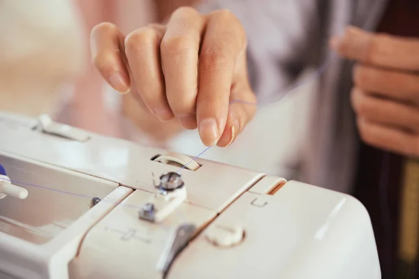 Mãos Fechadas Alfaiate Anônimo Colocando Fio Algodão Máquina Costura Moderna — Fotografia de Stock