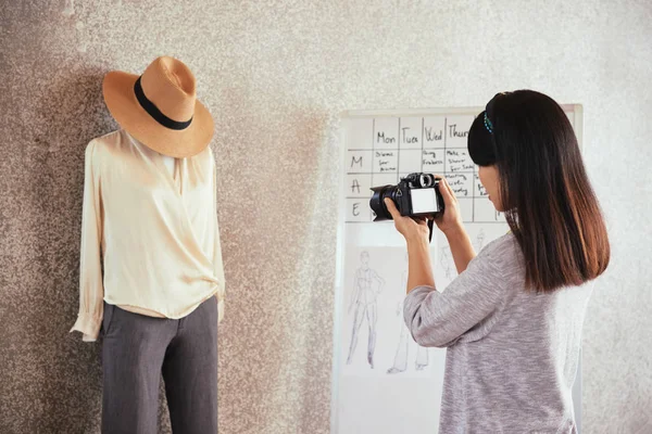 Frau Mit Kamera Nicht Wiederzuerkennen Foto Von Benutzerdefiniertem Outfit Werkstatt — Stockfoto