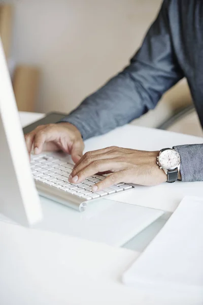 Manos Hombre Negocios Trabajando Computadora Enviando Correos Electrónicos —  Fotos de Stock