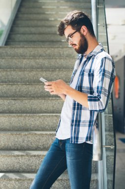 Onun Smartphone uygulama kullanarak dalgın genç adam