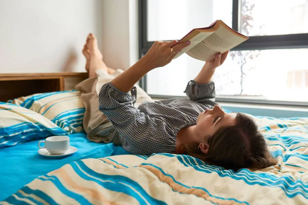 Donna Trascorrere Fine Settimana Casa Con Una Tazza Buon Libro — Foto Stock