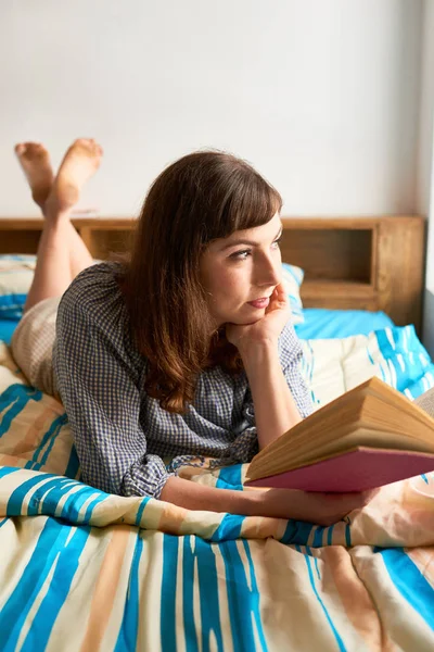 Mujer Pensativa Con Libro Acostado Cama Mirando Por Ventana —  Fotos de Stock