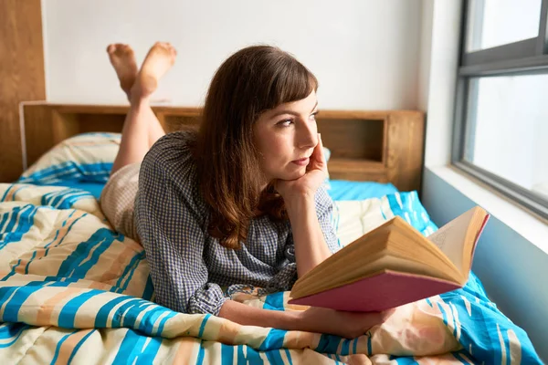 Mooie Vrouw Lezen Haar Slaapkamer Met Goed Boek — Stockfoto