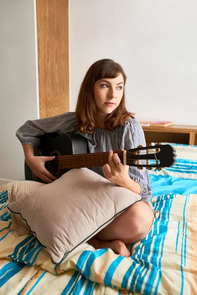 Schöne Junge Frau Sitzt Mit Gitarre Bett Und Singt Ein — Stockfoto